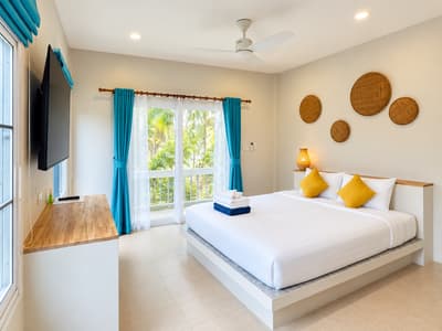 Beach studio bedroom with blue blinds and an open entrance
